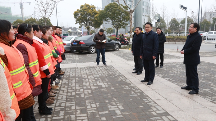 图为县委书记唐敬在射阳经济开发区恒泰新能源有限公司看望坚守在生产